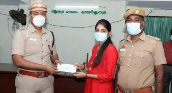 மதுரை போலீசாரின் வாரிசுகளுக்கு  எஸ்.பி பாஸ்கரன் கல்வி உதவி தொகை வழங்கினார்.