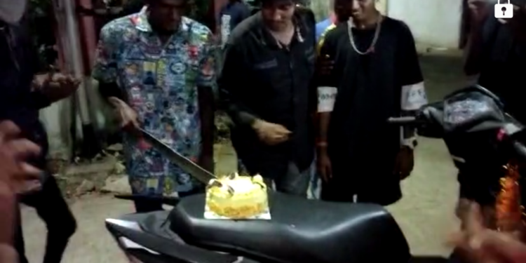 சென்னை கண்ணகி நகர் பகுதியில் பட்டாக்கத்தி கொண்டு பிறந்த நாள் கேக் வெட்டிக் கொண்டாடிய 6 நபர்கள் கைது