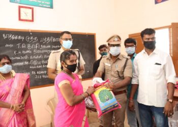தூத்துக்குடி பாரதி நகர்  பகுதியிலுள்ள ஏழை, எளிய மக்களுக்கு அரிசி, பருப்பு, காய்கறிகள் மளிகைப் பொருட்களை  மாவட்ட எஸ்பி ஜெயக்குமார் வழங்கினார்