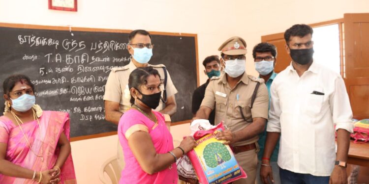 தூத்துக்குடி பாரதி நகர்  பகுதியிலுள்ள ஏழை, எளிய மக்களுக்கு அரிசி, பருப்பு, காய்கறிகள் மளிகைப் பொருட்களை  மாவட்ட எஸ்பி ஜெயக்குமார் வழங்கினார்