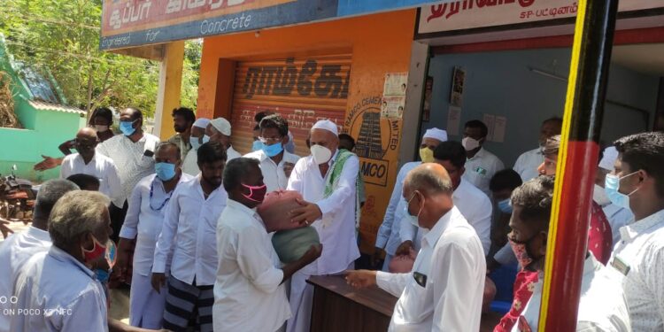 கலைஞரின் 98வது பிறந்த நாளை முன்னிட்டு எஸ்பி பட்டிணம் கிளையின் சார்பாக நலத்திட்ட உதவிகள்