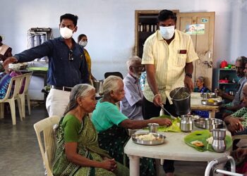 மாணிக்கம்தாகூர் எம்பி பிறந்தநாள் விழா –  ஆதரவற்ற முதியோர் இல்லத்தில் உணவு வழங்கி கொண்டாடபட்டது.