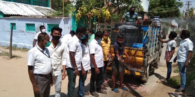 மாப்பிள்ளையூரணியில் கிரிமிநாசினி தெளிக்கும் பணியை பஞ்சாயத்து தலைவர் சரவணக்குமார் துவக்கி வைத்தார்.