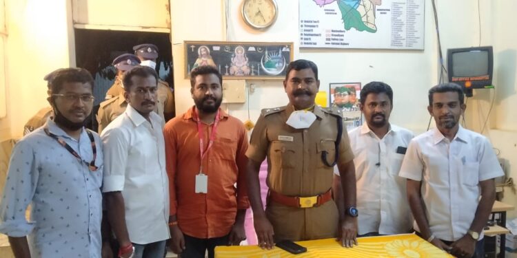 தேவகோட்டை காவல் துணை கண்காணிப்பாளர் அலுவலகத்தில் புதிதாக பொறுப்பேற்ற எஸ்.பி செந்தில்குமார் காவல் அதிகாரிகளுடன் ஆலோசனை கூட்டம்.