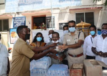 ஸ்ரீவைகுண்டம் பகுதியில் 50 தூய்மை பணியாளர்களுக்கு மதிய உணவு பொட்டலங்களை மாவட்ட எஸ்பி எஸ்.ஜெயக்குமார் வழங்கினார்.