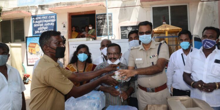 ஸ்ரீவைகுண்டம் பகுதியில் 50 தூய்மை பணியாளர்களுக்கு மதிய உணவு பொட்டலங்களை மாவட்ட எஸ்பி எஸ்.ஜெயக்குமார் வழங்கினார்.