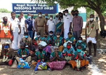 மதுரை,  மேலூர் அருகே கிராம பகுதிகளில், தூய்மை பணியாளர்களுக்கு மாலை அணிவித்து மரியாதை