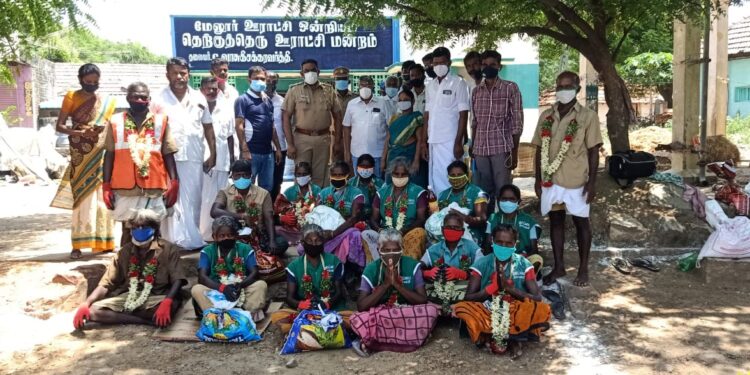 மதுரை, மேலூர் அருகே கிராம பகுதிகளில், தூய்மை பணியாளர்களுக்கு மாலை அணிவித்து மரியாதை