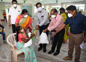 மாற்று திறனாளிகள் மற்றும் மகளிகளுக்கு கொரோனா நிவாரண பொருட்களை அமைச்சர் கீதாஜீவன் வழங்கினார்