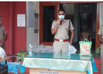 தூத்துக்குடி தருவைக்குளம் பகுதியில் 30 தூய்மை பணியாளர்கள், ஏழை எளியவர்களுக்கு அரிசிப்பை, காய்கறி நிவாரணப் பொருட்களை எஸ்பி எஸ்.ஜெயக்குமார் வழங்கினார்.