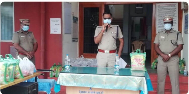 தூத்துக்குடி தருவைக்குளம் பகுதியில் 30 தூய்மை பணியாளர்கள், ஏழை எளியவர்களுக்கு அரிசிப்பை, காய்கறி நிவாரணப் பொருட்களை எஸ்பி எஸ்.ஜெயக்குமார் வழங்கினார்.