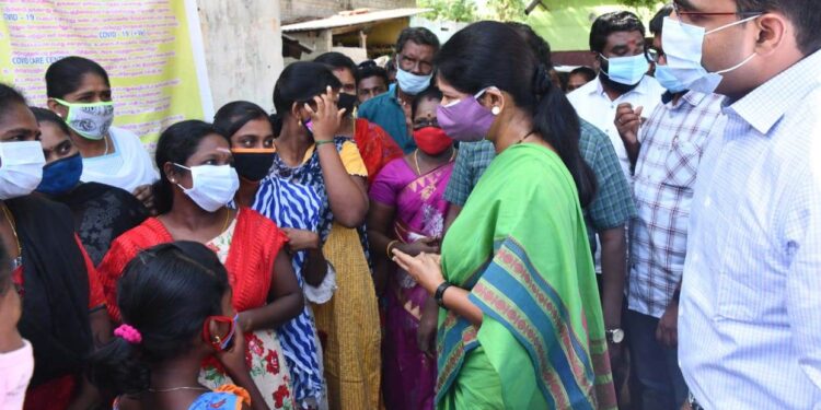 இலங்கை அகதிகள் முகாமில் 75 குடும்பங்களுக்கு மளிகை பொருட்களை கனிமொழி எம்பி தனது சொந்த நிதியில் வழங்கினார்.