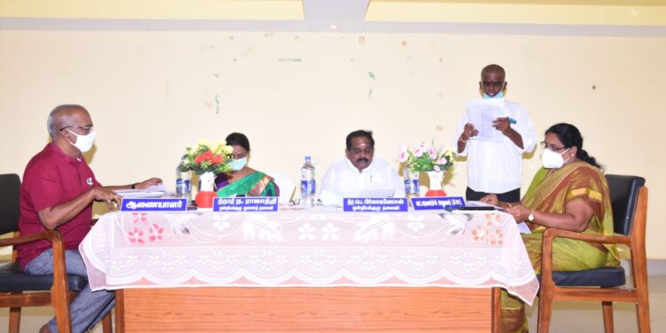 தேவகோட்டை ஊராட்சி ஒன்றிய அலுவலகத்தில் கவுன்சிலர் கூட்டம் நடைபெற்றது.