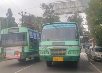 திண்டுக்கல் மாவட்டத்தில் பேருந்துகள் இயக்கப்பட்டாலும் கொடைக்கானலுக்கு பயணிகள் செல்லமுடியாமல் தடுத்து நிறுத்தப்படும் அவலம் !! மாவட்ட நிர்வாகம் தலையிட பொதுமக்கள் கோரிக்கை