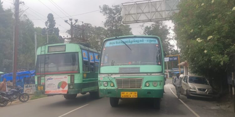 திண்டுக்கல் மாவட்டத்தில் பேருந்துகள் இயக்கப்பட்டாலும் கொடைக்கானலுக்கு பயணிகள் செல்லமுடியாமல் தடுத்து நிறுத்தப்படும் அவலம் !! மாவட்ட நிர்வாகம் தலையிட பொதுமக்கள் கோரிக்கை