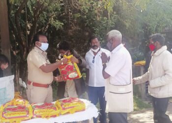 கொடைக்கானல் பண்ணைக்காடு விவேகானந்தா வித்யாலயா பள்ளி நிர்வாகம் சார்பில் அரிசி நிவாரண பொருட்கள் வழங்கப்பட்டது. டிஎஸ்பி ஆத்மநாதன் வழங்கினார்