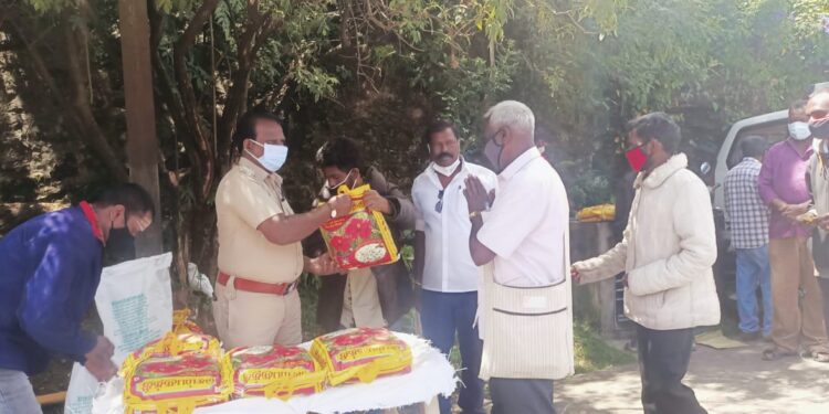 கொடைக்கானல் பண்ணைக்காடு விவேகானந்தா வித்யாலயா பள்ளி நிர்வாகம் சார்பில் அரிசி நிவாரண பொருட்கள் வழங்கப்பட்டது. டிஎஸ்பி ஆத்மநாதன் வழங்கினார்