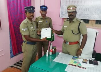 விளாத்திகுளம் உட்கோட்டத்தில் கடந்த வாரங்களில் சிறப்பாக பணிபுரிந்த காவல் அதிகாரிகள் மற்றும் காவல் ஆளிநர்களுக்கு பாராட்டி சான்றிதழ் மற்றும் பரிசு