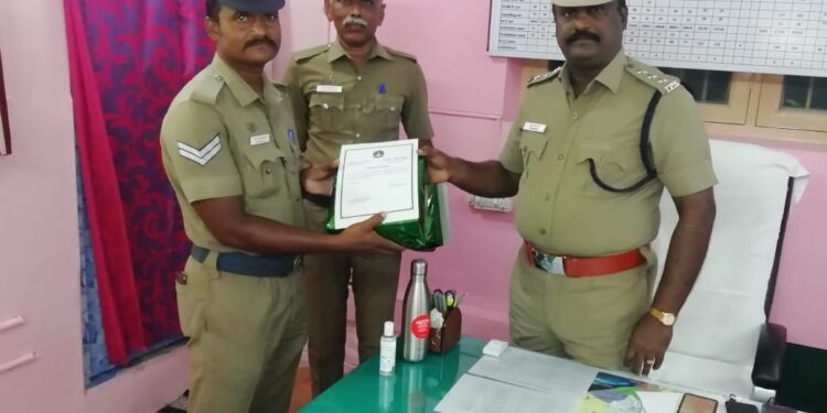 விளாத்திகுளம் உட்கோட்டத்தில் கடந்த வாரங்களில் சிறப்பாக பணிபுரிந்த காவல் அதிகாரிகள் மற்றும் காவல் ஆளிநர்களுக்கு பாராட்டி சான்றிதழ் மற்றும் பரிசு