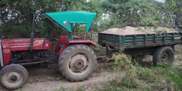 விளாத்திகுளம் பகுதியில் சட்டவிரோதமாக ஆற்று மணல் அள்ளிய நபர்களுக்கு வலைவீச்சு – டிராக்டர் பறிமுதல்