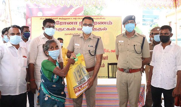திருச்செந்தூரில் சின்னத்துரை அன் கோ சார்பில் ஏழை, எளிய மக்கள் 500 பேருக்கு நிவாரண பொருட்கள் –  எஸ்பி ஜெயக்குமார் வழங்கினார்