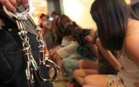 தூத்துக்குடியில் பாலியல் தொழில் நடத்திய பெண் உட்பட 2பேரை போலீசார் கைது செய்தனர்.