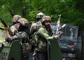 காஷ்மீரின் சோபியான் மாவட்டத்தில் பாதுகாப்பு படையினர் மீது பயங்கரவாதிகள் துப்பாக்கிச்சூடு தாக்குதல்