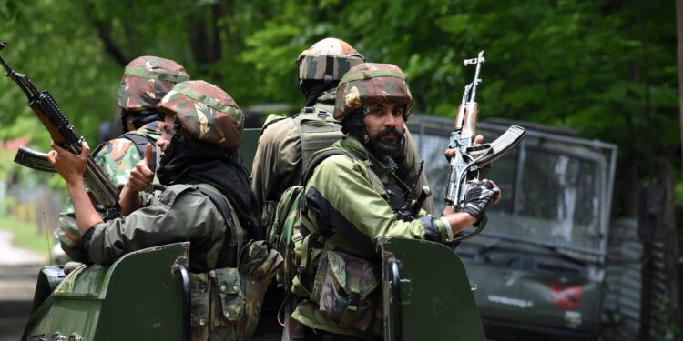 காஷ்மீரின் சோபியான் மாவட்டத்தில் பாதுகாப்பு படையினர் மீது பயங்கரவாதிகள் துப்பாக்கிச்சூடு தாக்குதல்