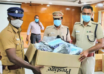 தூத்துக்குடி மாவட்ட போலீசாருக்கு ரூ.5 லட்சம் மதிப்பில் கொரோனா தடுப்பு பாதுகாப்பு உபகரணங்களை எஸ்பி ஜெயக்குமார் வழங்கினார்.