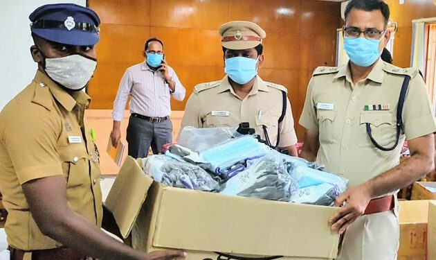 தூத்துக்குடி மாவட்ட போலீசாருக்கு ரூ.5 லட்சம் மதிப்பில் கொரோனா தடுப்பு பாதுகாப்பு உபகரணங்களை எஸ்பி ஜெயக்குமார் வழங்கினார்.