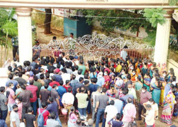 நாகர்கோவிலில் தடுப்பூசி மையத்தை பொதுமக்கள் திடீரென முற்றுகையிட்டு போராட்டம்