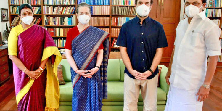 டெல்லியில் காங்கிரஸ் தலைவர் சோனியா காந்தி, ராகுல் காந்தியை முதல்வர் மு.க.ஸ்டாலின் நேரில் சந்தித்தார்