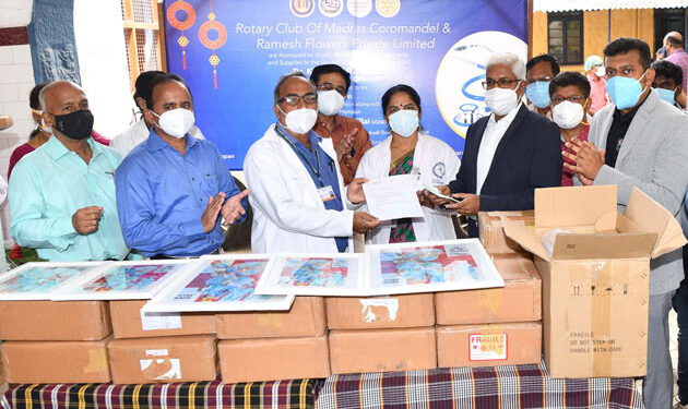 ரமேஷ் பிளவர் நிறுவனம் சார்பில் ரூ.12 லட்சம் மதிப்பிலான மருத்துவ உபகரணங்கள் தூத்துக்குடி அரசு மருத்துவமனைக்கு வழங்கப்பட்டது.