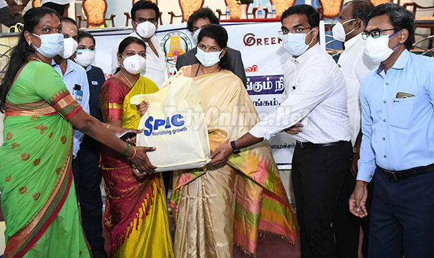 தூத்துக்குடியில் ஸ்பிக் நிறுவனத்தின் சார்பில் ரூ.1.25 லட்சம் மதிப்பில் கரோனா நிவாரண பொருட்களை கனிமொழி எம்பி வழங்கினார்.