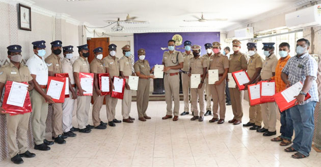 கடந்த வாரம் சிறப்பாக பணியாற்றிய காவல்துறையினருக்கு, தூத்துக்குடி மாவட்ட எஸ் பி ஜெயக்குமார் பாராட்டுச்சான்றிதழ் வழங்கினார்.