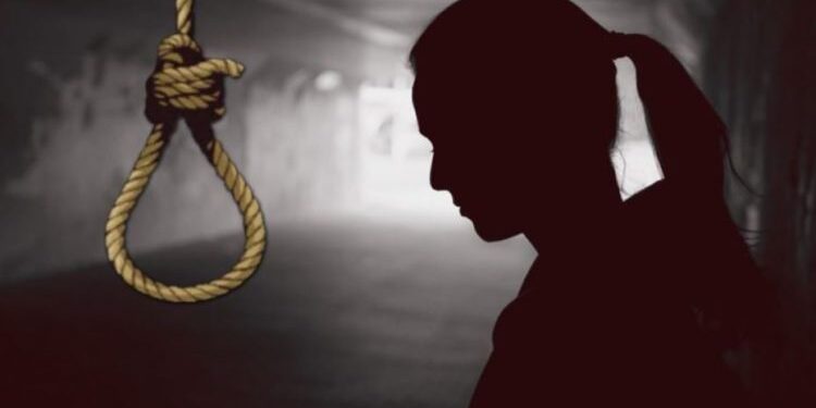 அடிக்கடி செல்போனில் பேசியதை தாய் கண்டித்தால் மனவேதனையில் இளம்பெண் தூக்கிட்டு தற்கொலை