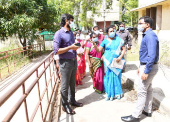 குப்பைகளை தரம் பிரிக்கும் கூடத்தினை தூத்துக்குடிமாவட்ட ஆட்சியர் கி.செந்தில்ராஜ்,  பார்வையிட்டார்.