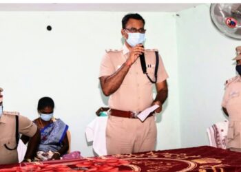 தூத்துக்குடி மாவட்ட காவல்துறை சார்பாக மளிகைப் பொருட்கள் அடங்கிய நிவாரண தொகுப்புகளை மாவட்ட எஸ்.பி எஸ். ஜெயக்குமார் வழங்கினார்.