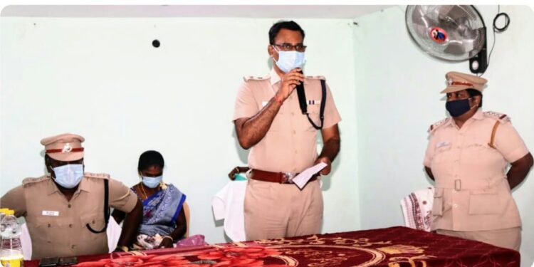 தூத்துக்குடி மாவட்ட காவல்துறை சார்பாக மளிகைப் பொருட்கள் அடங்கிய நிவாரண தொகுப்புகளை மாவட்ட எஸ்.பி எஸ். ஜெயக்குமார் வழங்கினார்.