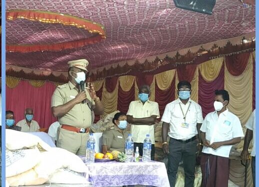 விளாத்திகுளம் பகுதியில் ஊரடங்கு காலத்தில் நலிவுற்ற மக்களுக்கு நிவாரண பொருள்களை விளாத்திகுளம் டிஎஸ்பி பிரகாஷ் வழங்கினார்
