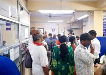 பத்திரப்பதிவு அலுவலக மேலாளா் வீட்டில் நடத்திய சோதனையில் ரூ. 1.20 கோடி சொத்து ஆவணங்கள் சிக்கியது