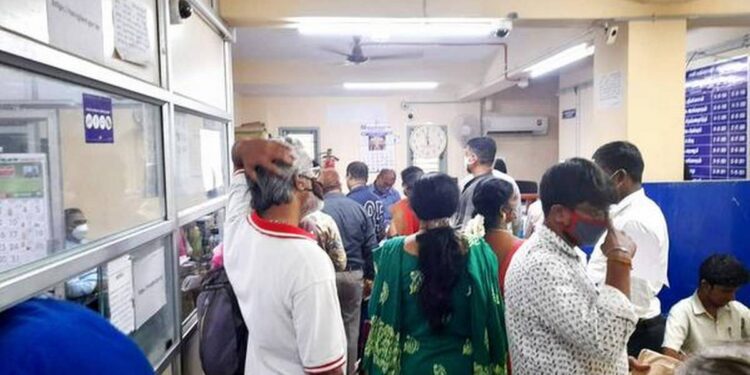 பத்திரப்பதிவு அலுவலக மேலாளா் வீட்டில் நடத்திய சோதனையில் ரூ. 1.20 கோடி சொத்து ஆவணங்கள் சிக்கியது