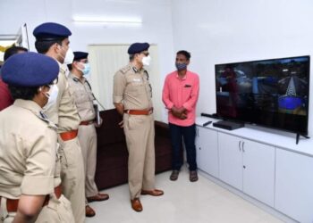 சென்னை காவல் ஆணையாளர், போக்குவரத்து காவல் ஆளிநர்களுக்கு போக்குவரத்து பணிக்கான உபகரணங்களை வழங்கினார்.
