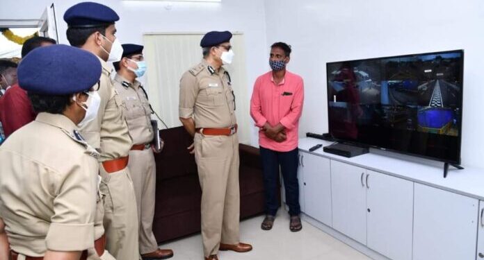 சென்னை காவல் ஆணையாளர், போக்குவரத்து காவல் ஆளிநர்களுக்கு போக்குவரத்து பணிக்கான உபகரணங்களை வழங்கினார்.