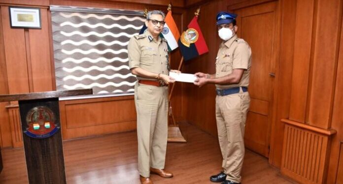 கஞ்சா விற்பனை செய்த வடமாநில வாலிபர்கள் இருவரை கைது செய்த தலைமைக்காவலர் சீனிவாசன் என்பவரை சென்னை பெருநகர காவல் ஆணையாளர் நேரில் அழைத்து வெகுமதி