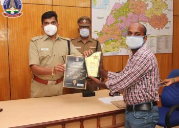 கொரனா குறும்பட விழிப்புணர்வு போட்டியில் வென்றவர்களுக்கு மாவட்ட எஸ்.பி பரிசு வழங்கினார்