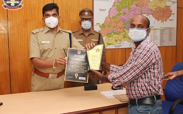 கொரனா குறும்பட விழிப்புணர்வு போட்டியில் வென்றவர்களுக்கு மாவட்ட எஸ்.பி பரிசு வழங்கினார்