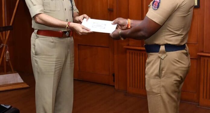 சிலிண்டரில் பிடித்த தீயை அனைத்து உயிர் சேதத்தை தடுத்த காவலருக்கு போலீஸ் கமிஷனர் பாராட்டு