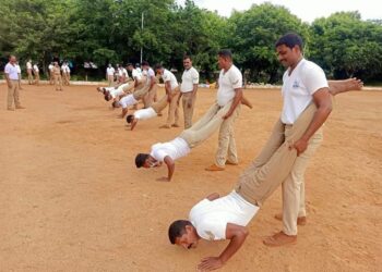 புதுக்கோட்டை, ஆயுதப்படை மைதானத்தில் வாராந்திர கவாத்து பயிற்சியில் உடற்பயிற்சி மற்றும் கவாத்து பயிற்சிகள் நடைப்பெற்றது