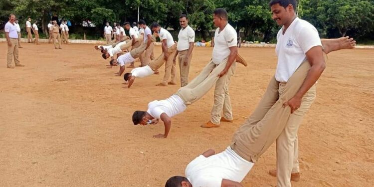 புதுக்கோட்டை, ஆயுதப்படை மைதானத்தில் வாராந்திர கவாத்து பயிற்சியில் உடற்பயிற்சி மற்றும் கவாத்து பயிற்சிகள் நடைப்பெற்றது
